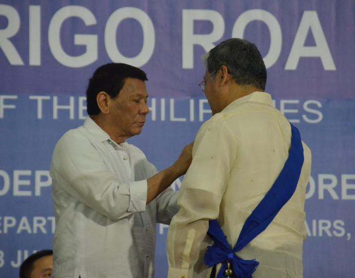 Tổng thống Philippines Rodrigo Duterte trao thưởng cho những nhà ngoại giao xuất sắc Philippines. Ảnh: Twitter.
