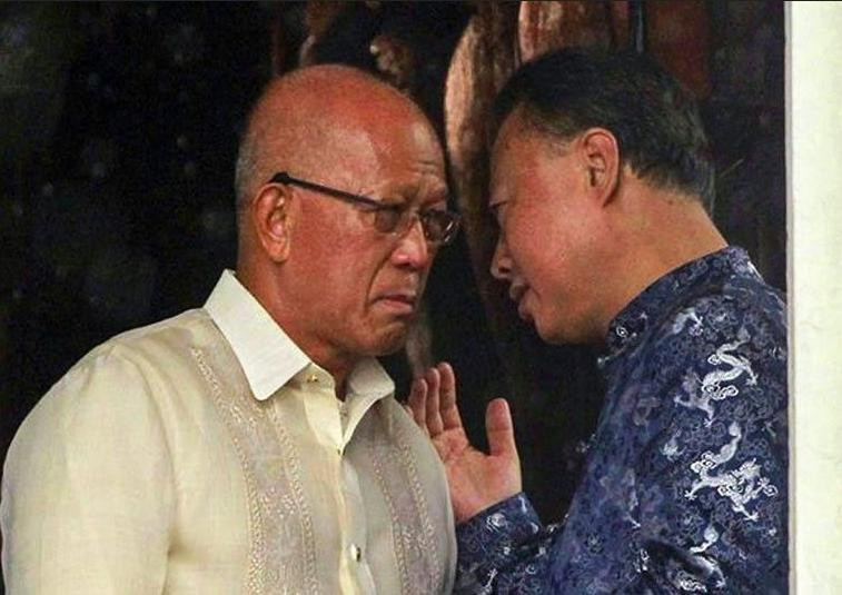 Đại sứ Trung Quốc tại Philippines Triệu Giám Hoa (bên phải) trò chuyện với Bộ trưởng Quốc phòng Philippines Delfin Lorenzana. Ảnh: Philstar.