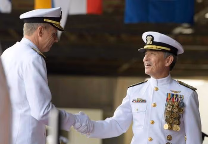 Đô đốc Philip Davidson và Đô đốc Harry Harris bàn giao quyền lực. Cả hai đều có lập trường cứng rắn với Trung Quốc, bao gồm vấn đề Biển Đông. Ảnh: Sina.