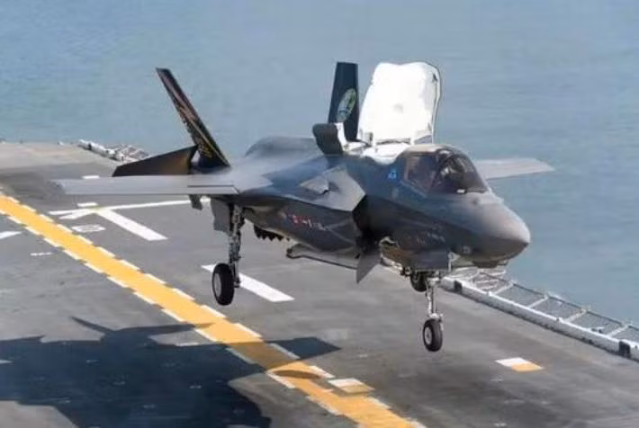 Máy bay chiến đấu tàng hình F-35B có khả năng cất, hạ cánh thẳng đứng. Ảnh: Sina. Máy bay chiến đấu tàng hình F-35B có khả năng cất, hạ cánh thẳng đứng. Ảnh: Sina.