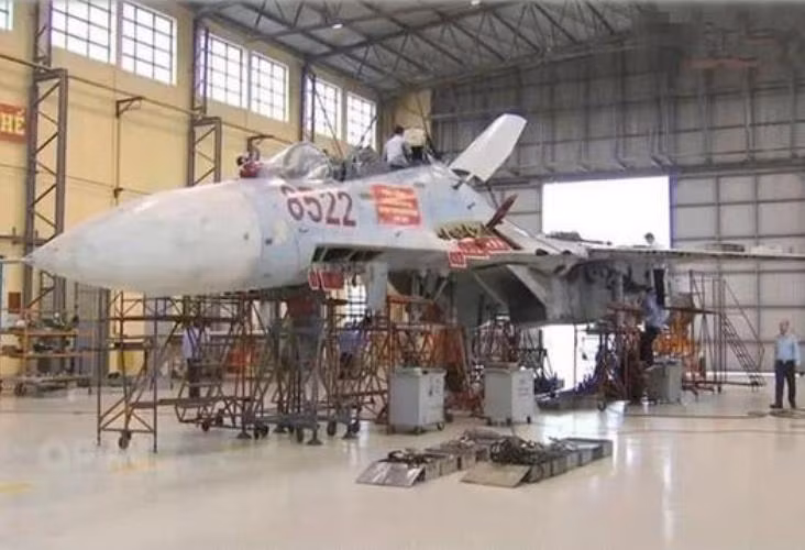 Máy bay chiến đấu Su-30MK2V Việt Nam được tiến hành đại tu. Ảnh: Sina.