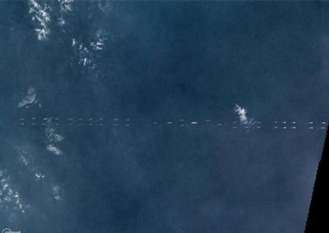 Hơn 40 tàu chiến hải quân Trung Quốc tiến hành tập kết ở Biển Đông. Ảnh: Sina.