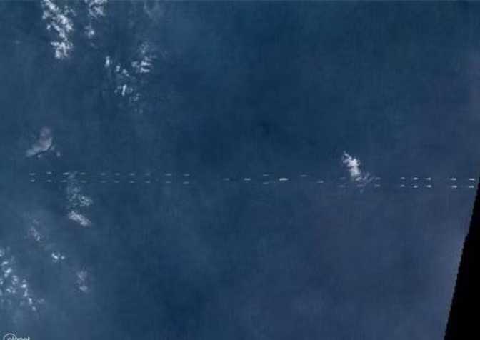 Hơn 40 tàu chiến hải quân Trung Quốc tiến hành tập kết ở Biển Đông. Ảnh: Sina.