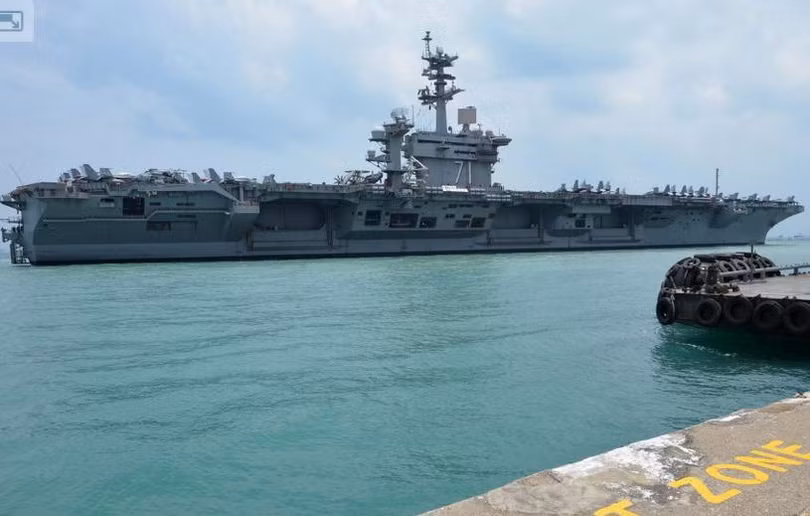 Tàu sân bay USS Theodore Roosevelt hải quân Mỹ tại căn cứ hải quân Changi, Singapore. Ảnh: Naval Today.