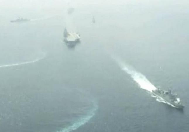 Hải quân Trung Quốc tổ chức duyệt binh trên Biển Đông. Ảnh: Sina.