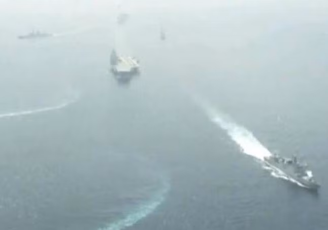 Hải quân Trung Quốc tổ chức duyệt binh trên Biển Đông. Ảnh: Sina.