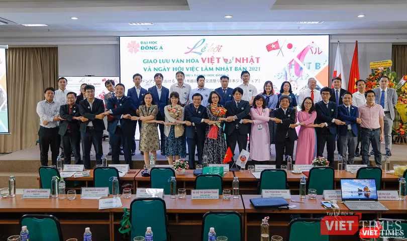 Các đại biểu tham dự ngày hội giao lưu văn hoá Việt - Nhật và ngày hội việc làm tại Nhật Bản chụp ảnh lưu niệm Các đại biểu tham dự ngày hội giao lưu văn hoá Việt - Nhật và ngày hội việc làm tại Nhật Bản chụp ảnh lưu niệm