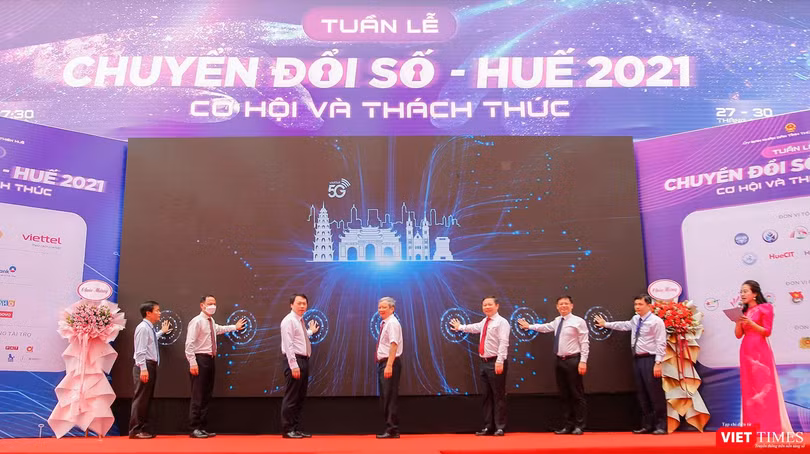 Đại diện Bộ TT&TT, Viettel, đại diện UBND tỉnh T.T.Huế tại sự kiện "Tuần lễ Chuyển đổi số tỉnh T.T.Huế 2021"