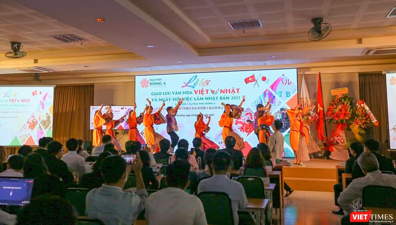 Sinh viên biểu diễn điệu múa truyền thống của Nhật Bản trong khuôn khổ Lễ hội giao lưu văn hóa Việt – Nhật và Ngày hội việc làm Nhật Bản 2021 lần thứ 6 tại Đại học Đông Á 