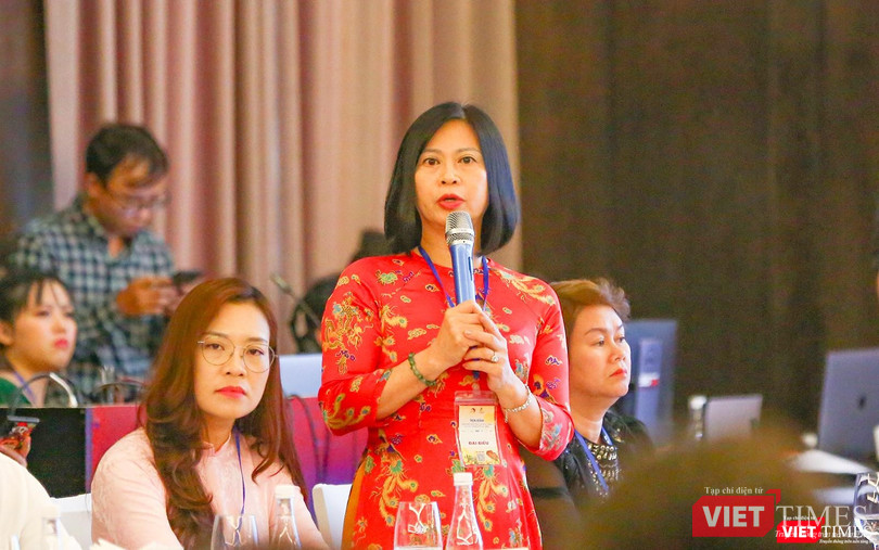Bà Hồ Nguyễn Phương Chi – Chủ tịch Hội khách sạn Đà Nẵng phát biểu ý kiến tại toạ đàm