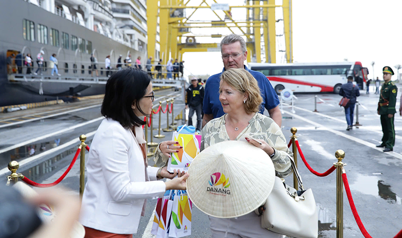 Sáng 1/1/2025, hơn 2.000 du khách quốc tế đến xông đất Đà Nẵng bằng đường tàu biển.