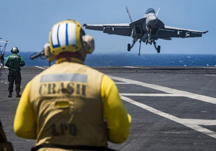 Máy bay chiến đấu Super Hornet chuẩn bị hạ cánh trên tàu sân bay Mỹ. Ảnh: Cankao