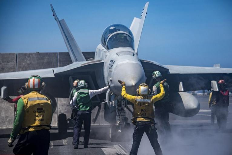 Máy bay tác chiến điện tử EA-18G Growler trên tàu sân bay USS Carl Vinson ở Biển Đông ngày 22/2/2017. Ảnh: Cankao