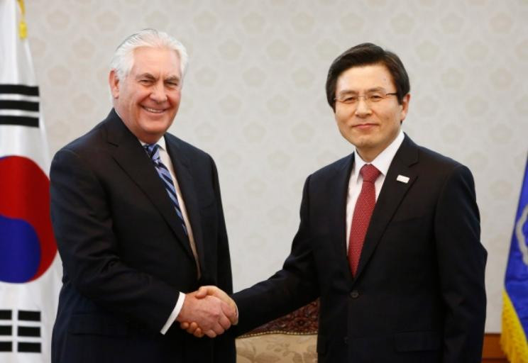 Ngày 17/3/2017, tại Seoul, Thủ tướng kiêm quyền Tổng thống Hàn Quốc Hwang Kyo-ahn tiếp Ngoại trưởng Mỹ Rex Tillerson. Ảnh: CBC