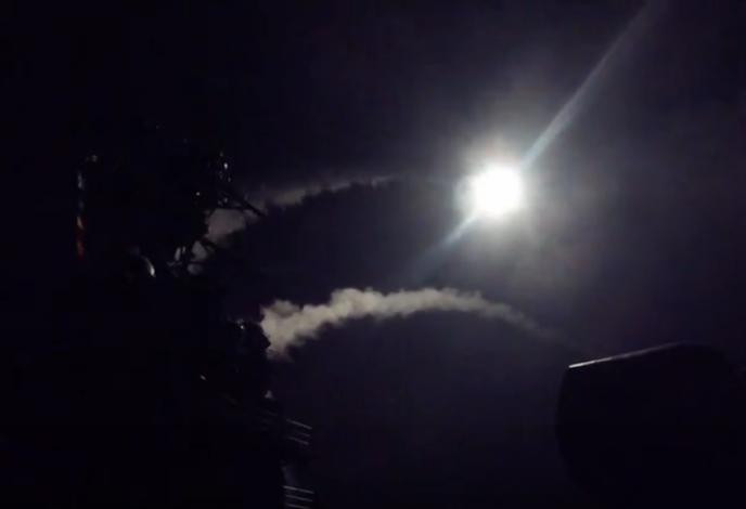 Ngày 7/4/2017, hai tàu khu trục Mỹ gồm USS Porter DDG-78 và USS Ross DDG-71 của Hải quân Mỹ đã tiến hành phóng khoảng 60 quả tên lửa tấn công căn cứ không quân Shayrat ở miền trung Syria. Ảnh: QQ