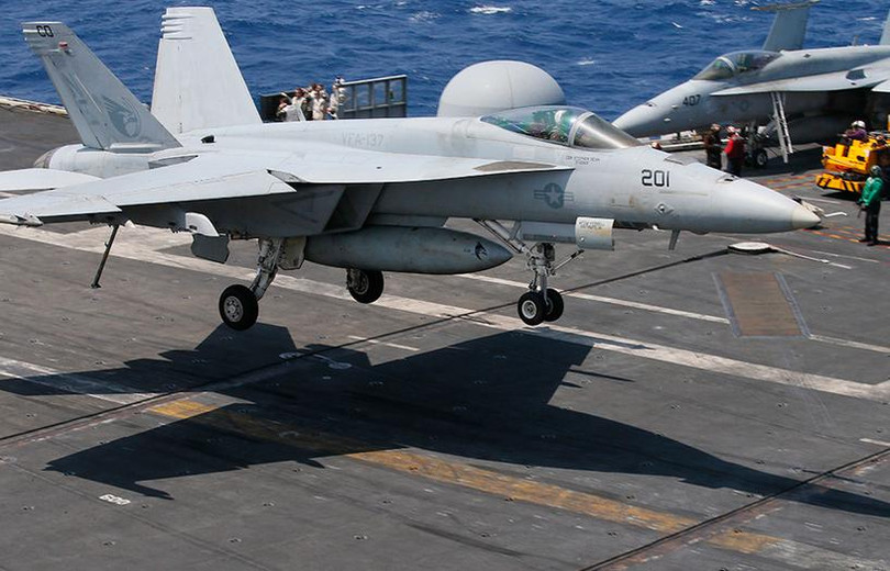 Máy bay chiến đấu F/A-18 trên tàu sân bay USS Carl Vinson (ảnh tư liệu)