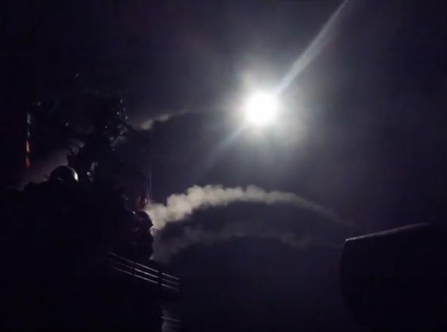 Ngày 7/4/2017, hai tàu khu trục Mỹ gồm USS Porter DDG-78 và USS Ross DDG-71 của Hải quân Mỹ đã tiến hành phóng khoảng 60 quả tên lửa tấn công căn cứ không quân Shayrat ở miền trung Syria. Ảnh: QQ