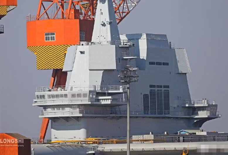 Trung Quốc chuẩn bị hạ thủy tàu sân bay Type 001A. Ảnh: Dwnews