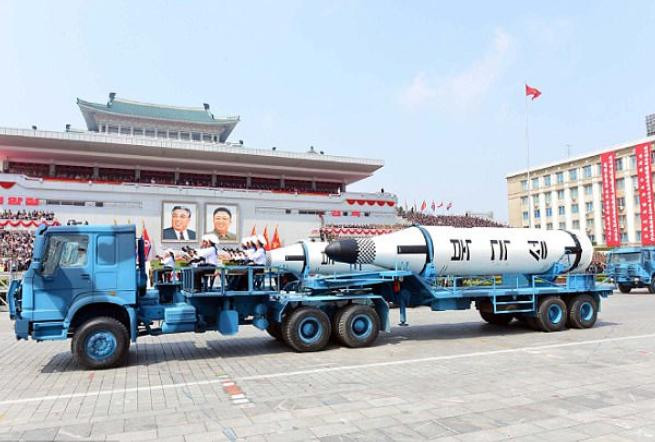 Triều Tiên phô trương sức mạnh quân sự. Ảnh: Daily Mail