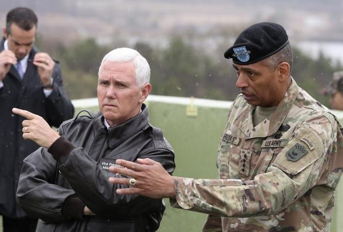 Phó Tổng thống Mỹ thị sát Khu phi quân sự hai miền Triều Tiên, có sự tháp tùng của Tư lệnh quân Mỹ tại Hàn Quốc, tướng Vincent Brooks. Ảnh: AP