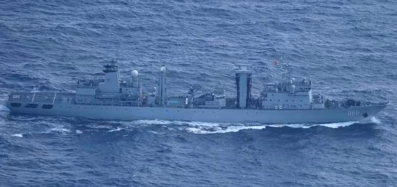 Tàu tiếp tế tổng hợp Cao Bưu Hồ số hiệu 966 Type 903A Hạm đội Đông Hải, hải quân Trung Quốc đi qua eo biển Miyako. Ảnh: qianlong