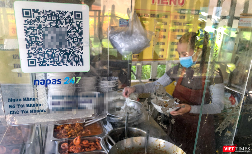 Một hàng ăn ở Đà Nẵng sử dụng phương thức thanh toán không dùng tiền mặt