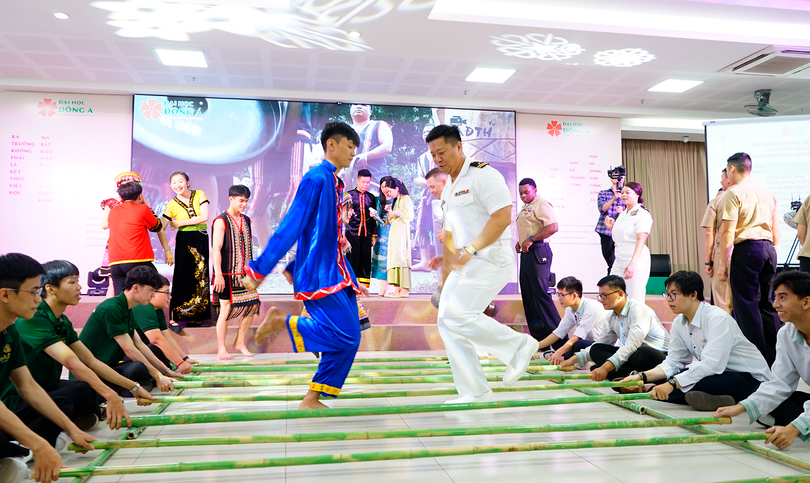 Hải quân Hoa Kỳ giao lưu cùng sinh viên ĐH Đông Á trong chuyến thăm hữu nghị TP Đà Nẵng