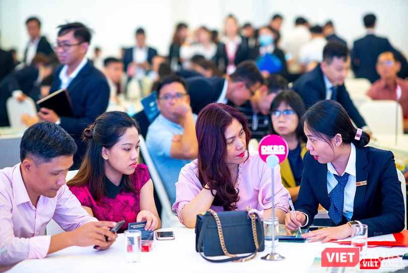 Khách hàng lắng nghe nhân viên tư vấn sản phẩm phù hợp với nhu cầu đầu tư