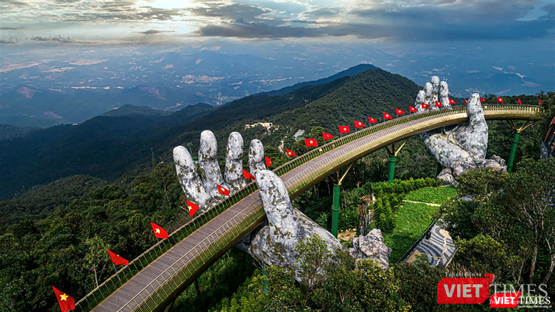 Điểm “check-in” - Cầu Vàng tại khu du lịch SunWorld Bà Nà Hills (Đà Nẵng)