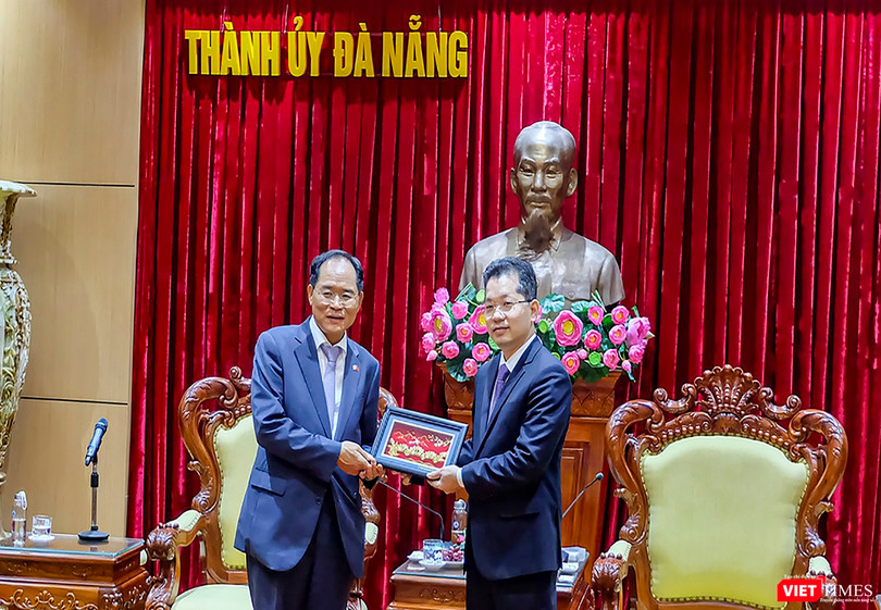Bí thư Thành ủy Đà Nẵng Nguyễn Văn Quảng tiếp ngài Park Noh-wan - Đại sứ đặc mệnh toàn quyền Hàn Quốc tại Việt Nam nhân sự kiện khai trương Tổng lãnh sự quán Hàn Quốc tại Đà Nẵng.