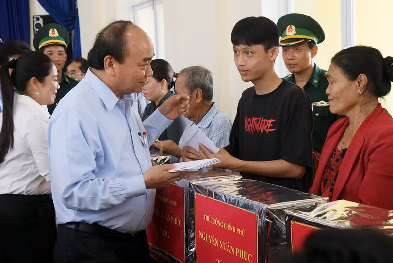 Thủ tướng Nguyễn Xuân Phúc tặng quà cho người dân bị thiệt hại do bão số 9 gây ra tại Quảng Ngãi.