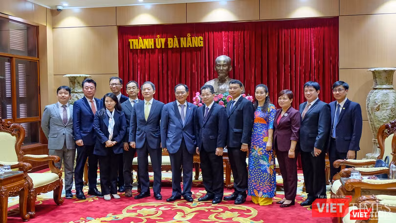Bí thư Thành ủy Đà Nẵng Nguyễn Văn Quảng và ngài Park Noh-wan - Đại sứ đặc mệnh toàn quyền Hàn Quốc tại Việt Nam chụp ảnh lưu niệm