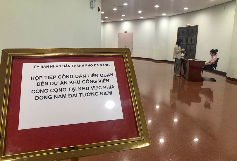 Nhân viên tại cuộc họp viện lý do cơ quan báo chí không có giấy mời để từ chối phóng viên tham dự buổi tiếp công dân liên quan đến việc thu hồi đất tại khu vực Công viên Đông Nam Đài tưởng niệm (thuộc quận Hải Châu, TP. Đà Nẵng).