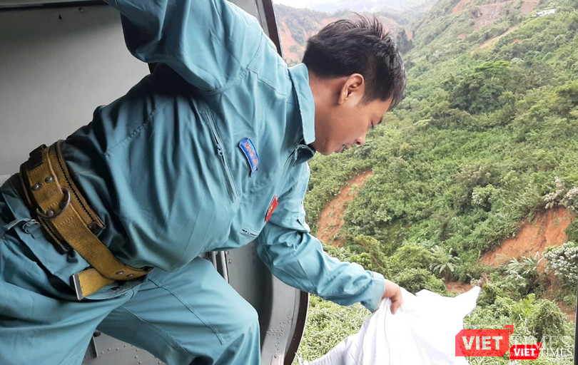 Lực lượng không quân thả hàng cứu trợ