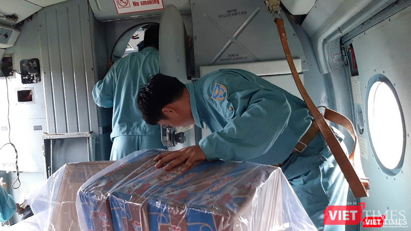 Các loại nhu yếu phẩm, thuốc men được chất trên máy bay