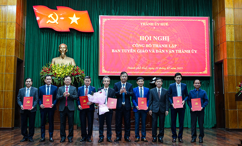 Hội nghị cũng thông qua quyết định điều động, bổ nhiệm hàng loạt nhân sự sau sắp xếp.