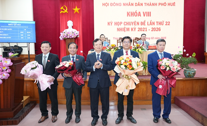 Ông Nguyễn Chí Tài (thứ hai từ phải sang) vừa được bầu giữ chức Phó Chủ tịch UBND TP Huế.
