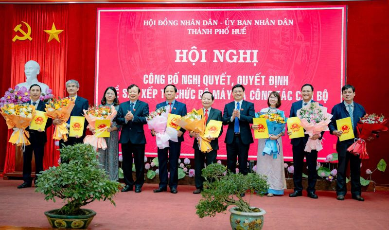 Các cá nhân được trao quyết định phân công công tác tại buổi lễ công bố.