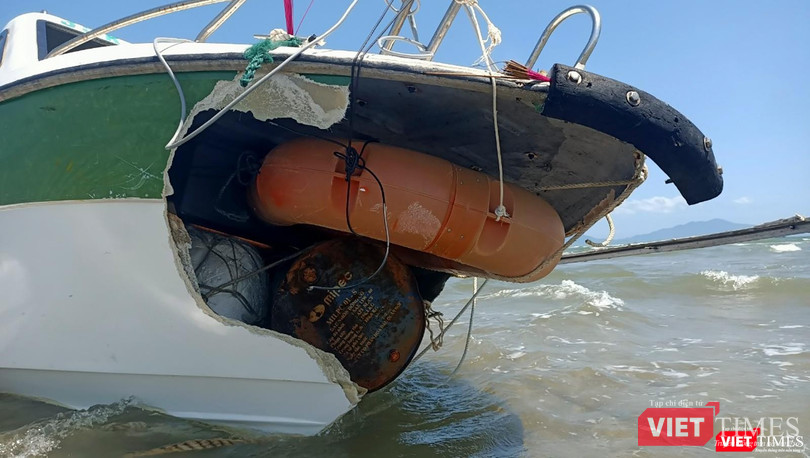 Mũi tàu bị sóng đánh vỡ toác