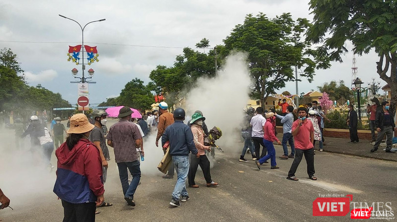 Lực lượng công an phải dùng bình chữa cháy để giải tán đám đông Lực lượng công an phải dùng bình chữa cháy để giải tán đám đông