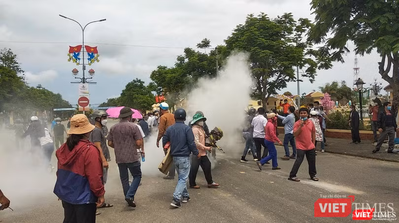 Lực lượng công an phải dùng bình chữa cháy để giải tán đám đông