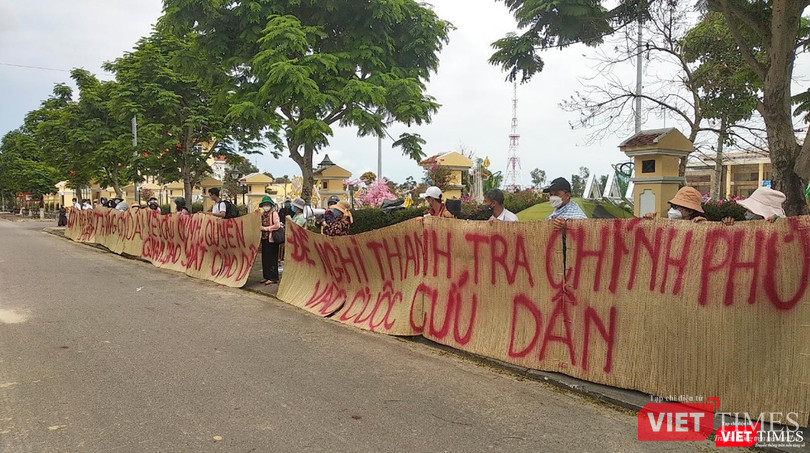 Khách hàng liên quan đến vụ án bẻ kèo hợp đồng môi giới giữa Bách Đạt An và Hoàng Nhất Nam căng băng rôn tại trung tâm thị xã Điện Bàn, tỉnh Quảng Nam Khách hàng liên quan đến vụ án bẻ kèo hợp đồng môi giới giữa Bách Đạt An và Hoàng Nhất Nam căng băng rôn tại trung tâm thị xã Điện Bàn, tỉnh Quảng Nam