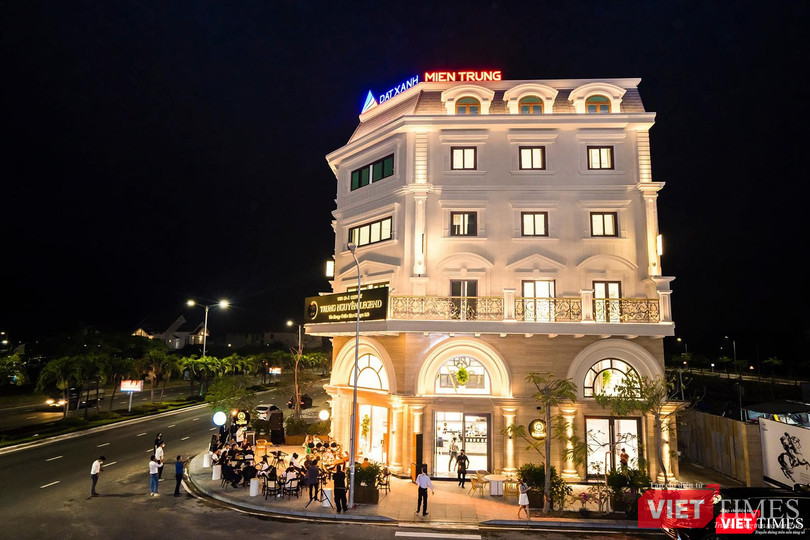 Đêm nhạc acoustic bên bờ biển lộng gió trong tuần lễ khai trương mang đến không khí tấp nập, rộn ràng cho thành phố biển đang đón những lượt du khách đầu tiên của năm 2022. Đêm nhạc acoustic bên bờ biển lộng gió trong tuần lễ khai trương mang đến không khí tấp nập, rộn ràng cho thành phố biển đang đón những lượt du khách đầu tiên của năm 2022.