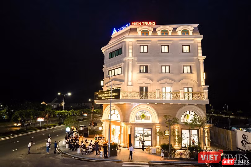 Đêm nhạc acoustic bên bờ biển lộng gió trong tuần lễ khai trương mang đến không khí tấp nập, rộn ràng cho thành phố biển đang đón những lượt du khách đầu tiên của năm 2022.