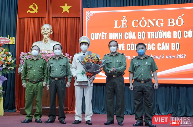 Lãnh đạo Công an TP Đà Nẵng tặng hoa chúc mừng tân Phó Giám đốc Công an TP Đà Nẵng Nguyễn Đại Đồng