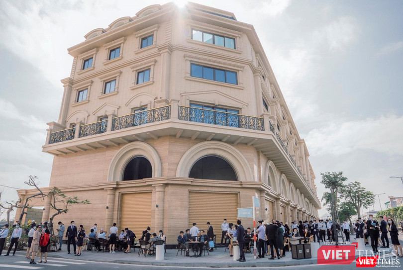 Vẻ đẹp như một khu phố Paris của Regal Maison Phu Yen mang đến thần thái sang trọng khác biệt cho bất kỳ một thương hiệu nào lựa chọn khởi đầu kinh doanh tại đây. Vẻ đẹp như một khu phố Paris của Regal Maison Phu Yen mang đến thần thái sang trọng khác biệt cho bất kỳ một thương hiệu nào lựa chọn khởi đầu kinh doanh tại đây.