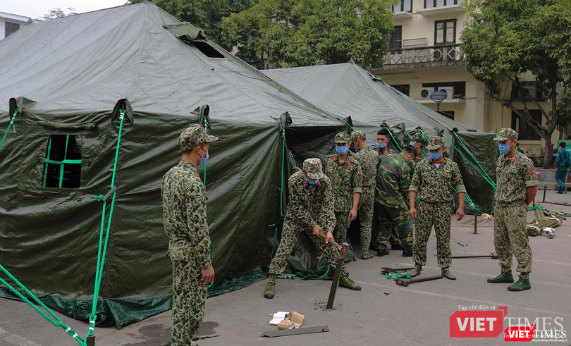Các chiến sĩ lực lượng Bộ Tư lệnh Thủ đô Hà Nội khẩn trương xây dựng Bệnh viện dã chiến Bạch Mai (Ảnh Đỗ Hằng)