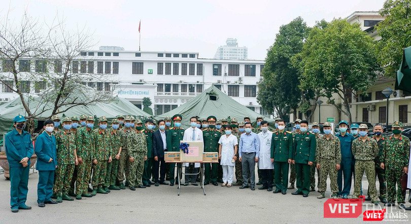 Các bác sĩ Bệnh viện dã Bạch Mai và cán bộ Bộ Tư lệnh Thủ đô Hà Nội chụp ảnh lưu niệm sau khi hoàn thành xây dựng Bệnh viện dã chiến Bạch Mai (Ảnh Đỗ Hằng)