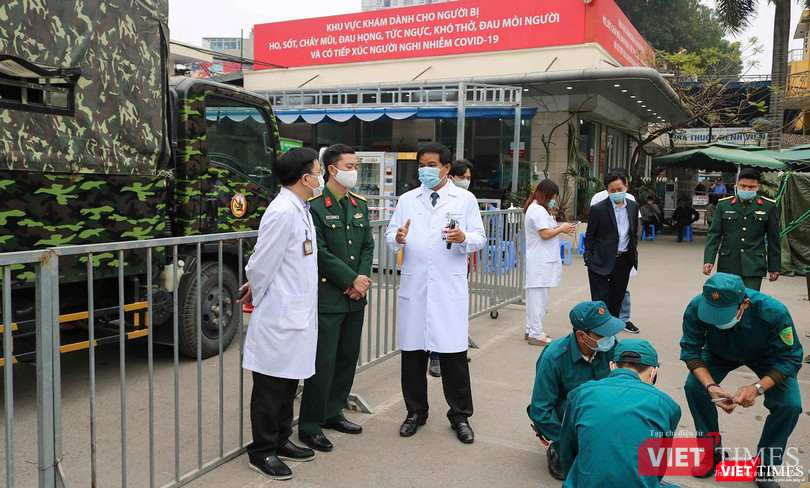 Các bác sĩ Bệnh viện dã Bạch Mai và cán bộ Bộ Tư lệnh Thủ đô Hà Nội phối hợp hoàn thành xây dựng Bệnh viện dã chiến Bạch Mai (Ảnh Đỗ Hằng)