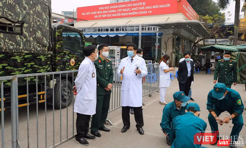 Các bác sĩ Bệnh viện dã Bạch Mai và cán bộ Bộ Tư lệnh Thủ đô Hà Nội phối hợp hoàn thành xây dựng Bệnh viện dã chiến Bạch Mai (Ảnh Đỗ Hằng)